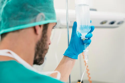 врач устанавливает капельницу от похмелья